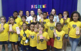 Crianças e adolescentes assistem a palestra educativa sobre higiene bucal