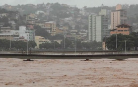 Nível do rio Itapemirim sobe e invade ruas de Cachoeiro, ES