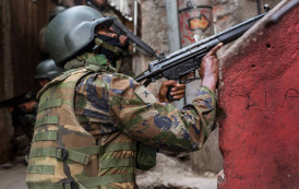 Exército mata dois e fere um suspeito em frente a instalação militar do Rio