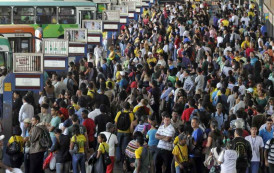 População ignora o aumento dos casos de infecção e apresenta um espetáculo triste de se ver. Aglomeram sem máscara no centro da cidade.
