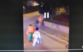 Patati e Patatá saem no soco durante apresentação.