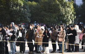 Na China, sair do país virou privilégio