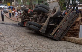 Caminhão transportando madeira, tomba no centro da cidade de Dores do Rio Preto-ES.