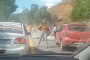 Carreta tomba encima de viatura da PM no centro de Dores do Rio Preto-ES. Felizmente ninguém se feriu.