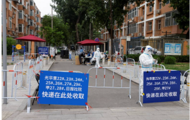 Multidão fura bloqueio contra Covid na China