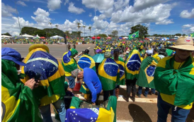 Feriado marcado por protestos contra o resultado das eleições em várias capitais do Brasil.