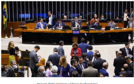 Câmara encurta PEC e sobe salários de políticos