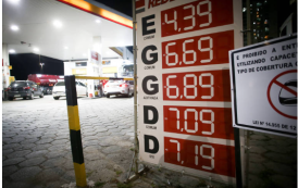 Lula aumenta imposto e Petrobras corta preço da gasolina