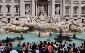 Água da Fontana di Trevi fica preta em protesto contra o clima 