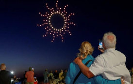 Fogos de artifício do 4th of July são trocados por drones