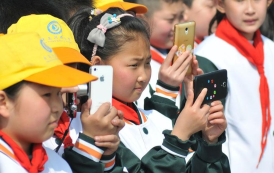 China quer limitar o uso de celulares por crianças para 2h/dia