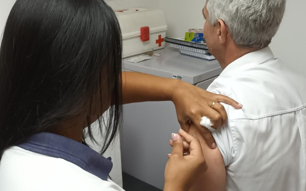 Funcionários da BRK em Cachoeiro recebem vacina contra o vírus da gripe
