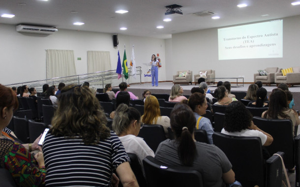 Profissionais da educação participam de palestra sobre atendimento a pessoas com autismo em Santa Teresa