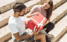 Queda na inflação de roupas femininas e de pacotes turísticos pode reduzir gastos no Dia dos Namorados
