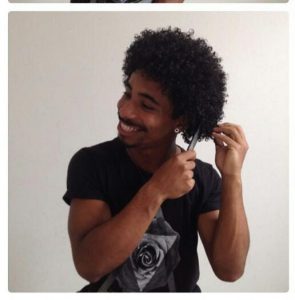 Saulo criou um canal no youtube para ensinar aos homens como cuidar dos cabelos crespos e cacheados.