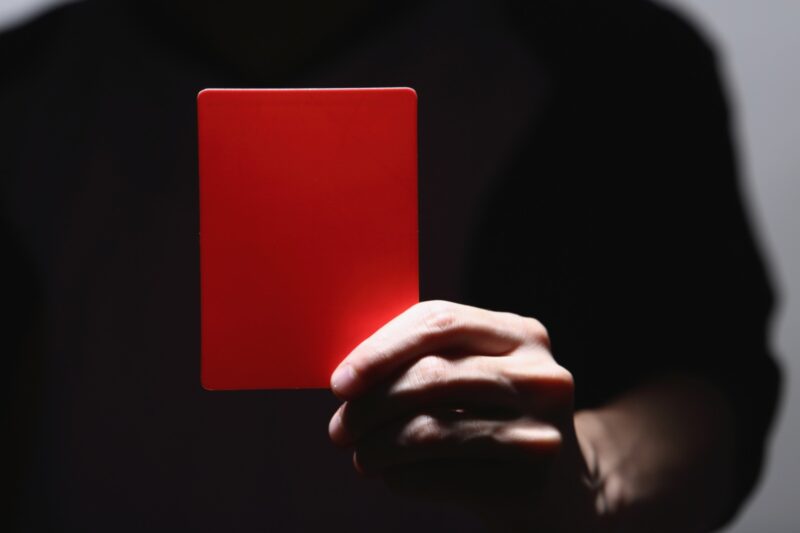 Cartão vermelho para a violência contra a mulher: OAB-ES e FES transformam o Capixabão em palco de conscientização