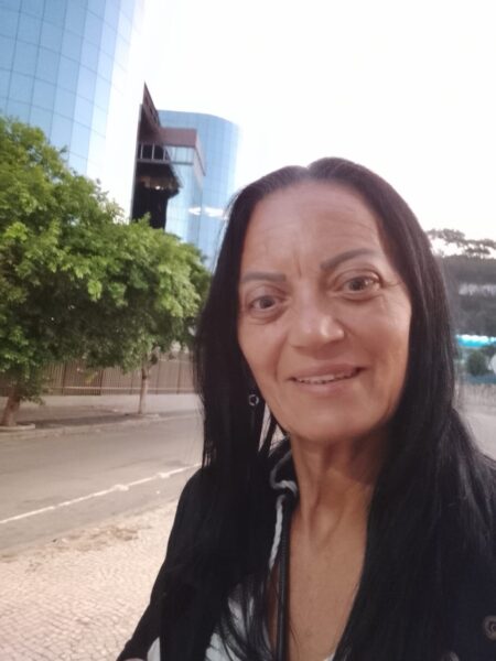Com quase 50 anos sem enxergar, mulher recomeça a vida após cirurgia 