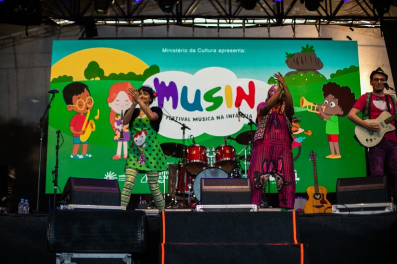 Festival de música infantil em Vitória troca ração por brindes e ajuda cães e gatos abandonados Festival de música infantil em Vitória troca ração por brindes e ajuda cães e gatos abandonados