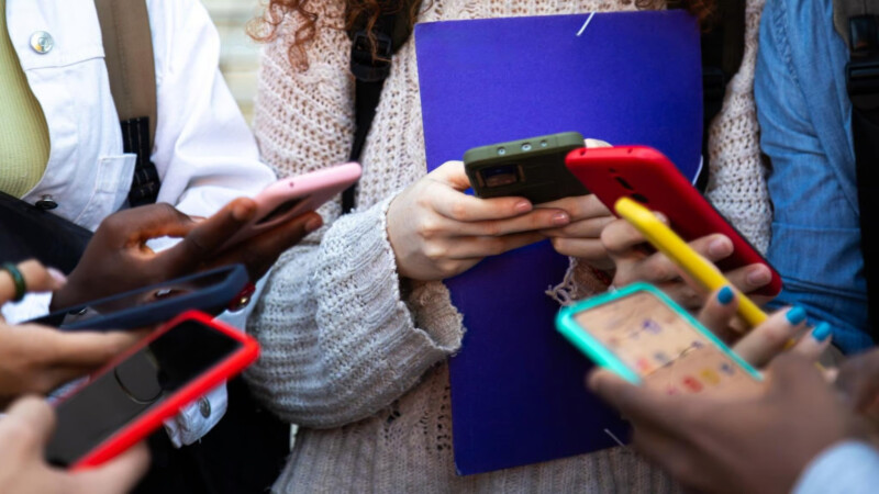Sem celulares, escolas começam (ou não) a perceber impactos em alunos Sem celulares, escolas começam (ou não) a perceber impactos em alunos