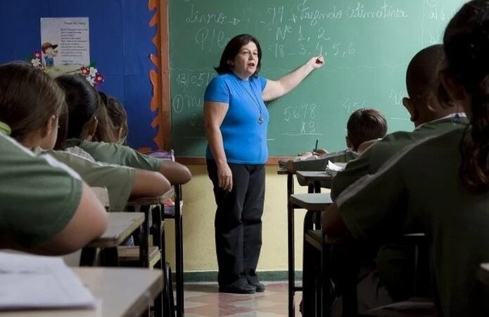 Novo piso dos professores também vale para aposentados? Especialista explica quando há direito ao reajuste