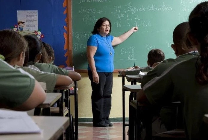 Novo piso dos professores também vale para aposentados? Especialista explica quando há direito ao reajuste