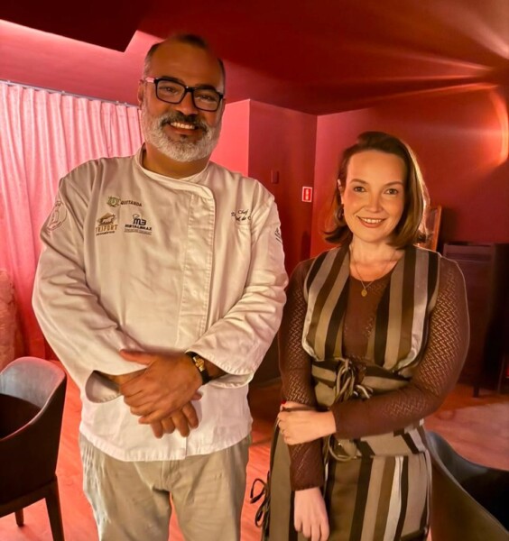 *Com clima cosmopolita e teatral, “Cave au Vin” une arquitetura e alta gastronomia no subsolo do antigo hotel Canto do Sol* *Com clima cosmopolita e teatral, “Cave au Vin” une arquitetura e alta gastronomia no subsolo do antigo hotel Canto do Sol*
