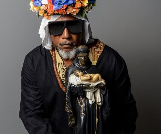 Fábio Carvalho lança “Se Vê Que Vai Cair Deita de Vez”, novo Afrocongobeat com letra do poeta Junio Barreto