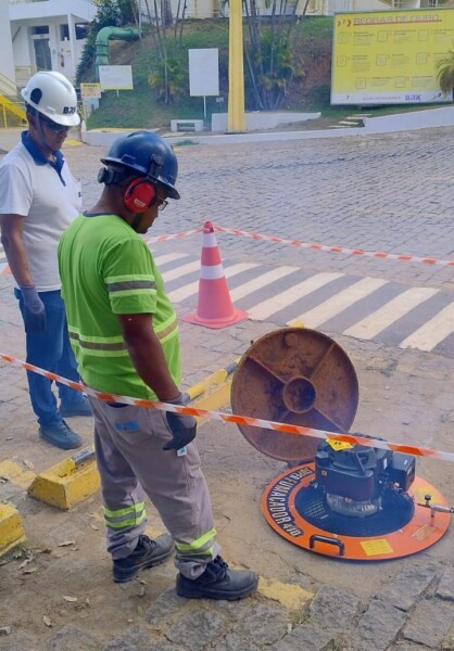 BRK realiza teste no sistema de esgotamento sanitário com aparelho de fumaça no bairro Recanto BRK realiza teste no sistema de esgotamento sanitário com aparelho de fumaça no bairro Recanto